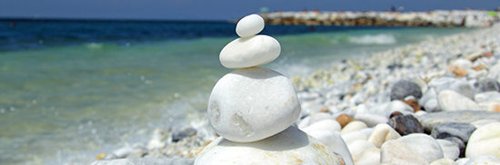 Stablede sten på strand