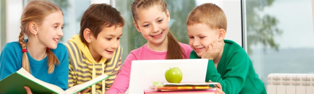 Børn kigger i computer